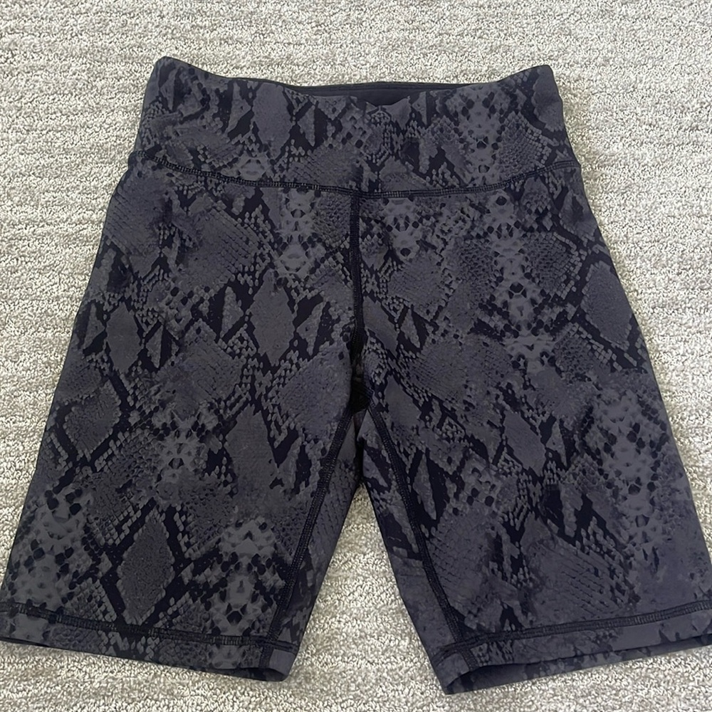DKNY Sport snakeskin print 8 inch biker shorts